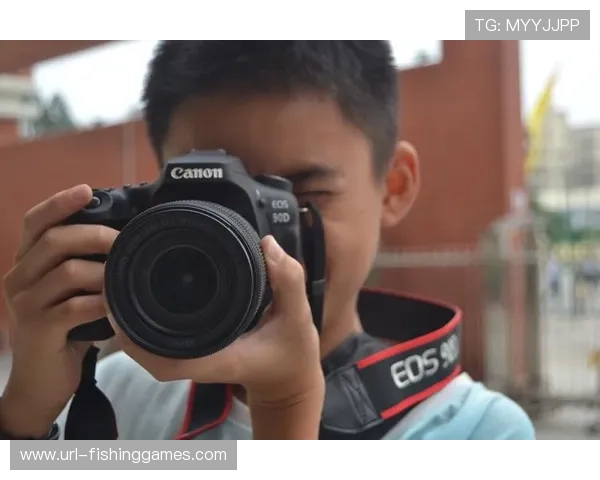 场边小球迷戴球星面具,镜头捕捉可爱瞬间